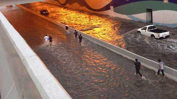 بالصور والفيديو: &rsquo;#جدة_تغرق&rsquo; .. السعوديون يغردون وينتقدون وعودا بإعمار البنى التحتية منذ 37 عاماً