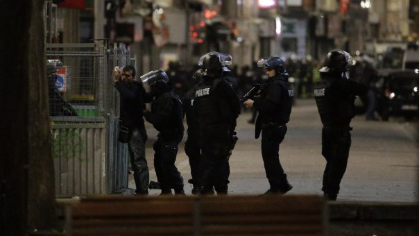 بالصور: اشتباكات بين الشرطة ومطلوبين شمال فرنسا على خلفية هجمات باريس