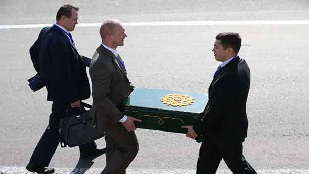 ماذا يوجد بالصندوق الاخضر الذي جلبه بوتين معه الى طهران؟

