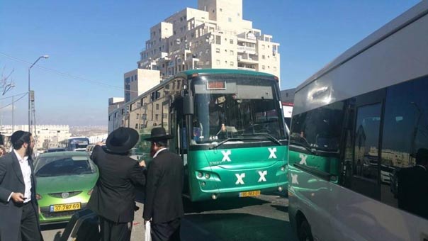 شهيد فلسطيني بعد طعنه جنديًا صهيونيًا وطعن مستوطنة في حافلة بالقدس.. والاحتلال يغلق إذاعة &rsquo;دريم&rsquo; بالخليل