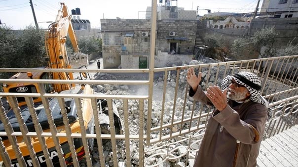 الاحتلال يخطر بهدم منازل 3 شهداء.. واعتقال أكثر من 20 فلسطينياً خلال مداهمات واسعة بالضفة الغربية