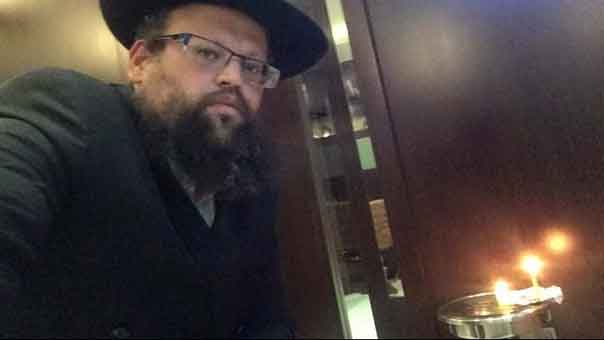 حاخام صهيوني يمارس طقوسه الدينية علنًا في مطار أبو ظبي