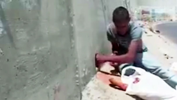 بالفيديو: هكذا يدخل &rsquo;كعك القدس&rsquo; الضفة رغم الحصار!