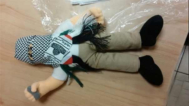 دمية على شكل ملثم يحمل حجراً فلسطينياً تخيف &rsquo;اسرائيل&rsquo; فتصادرها