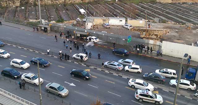 إصابة 10 مستوطنين بعملية طعن ودهس غربي القدس المحتلة واستشهاد المنفذ