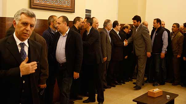 بالصور.. حزب الله وعائلة القنطار يتقبلون التعازي باستشهاده