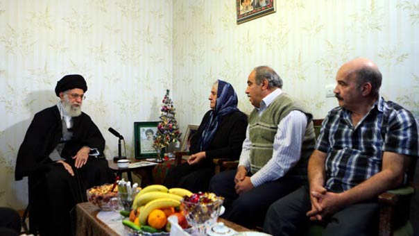 بالصور: الامام الخامنئي يزور عائلة شهيد مسيحي: الشهداء فخر للبلاد بأكملها