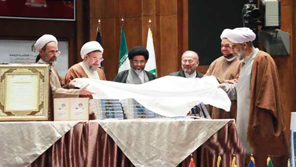 جامعة المصطفى العالمية تكرم آية الله الشيخ عيسى قاسم بحضور 700 شخصية دينية وسياسية