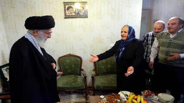 بالفيديو: هكذا يحلو اللقاء بين الامام الخامنئي وعائلة شهيد مسيحي 