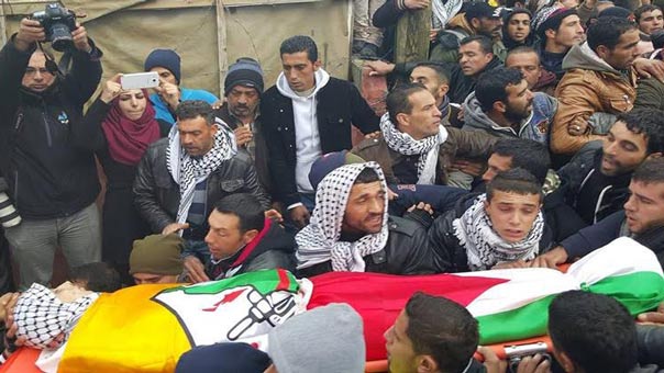 الاحتلال يقتل فلسطينيين على حاجز عسكري جنوب الضفة.. وتعالي الدعوات لتصعيد الانتفاضة