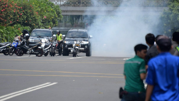 قتلى وجرحى في هجوم مسلح وانفجارات في العاصمة الاندونيسية و&rsquo;داعش&rsquo; يتبنى