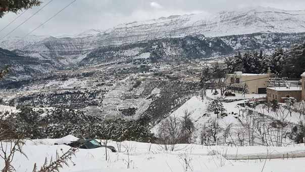 ثلوج &rsquo;تلاسا&rsquo; تكسو جبال لبنان وتوقّعات بطقس غائم جزئياً الاثنين مع أمطار وثلوج متفرقة