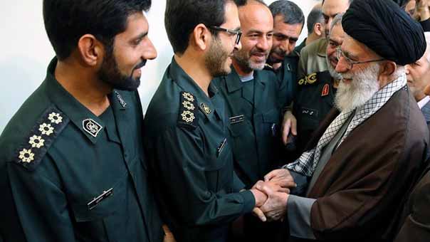 الإمام الخامنئي يشيد بقوة الحرس الثوري التي اعتقلت البحارة الأميركيين 