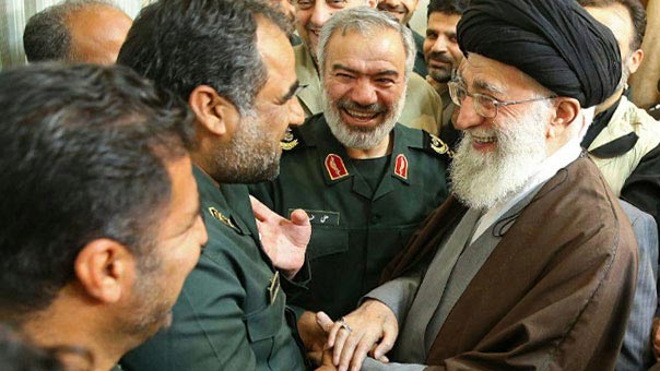 بالفيديو: الإمام الخامنئي مستقبلًا قوة الحرس الثوري التي اعتقلت البحارة الأميركيين.. عملكم كان ممتازا وفي وقته