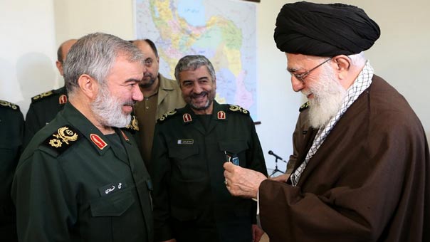 بالصور: الإمام الخامنئي يمنح وسام &rsquo;الفتح&rsquo; لقادة حرس الثورة الذين اعتقلوا البحارة الأميركيين