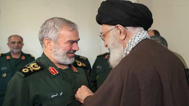 الامام الخامنئي يمنح وسام &rsquo;فتح&rsquo; لقادة الحرس الذين اعتقلوا الاميركيين