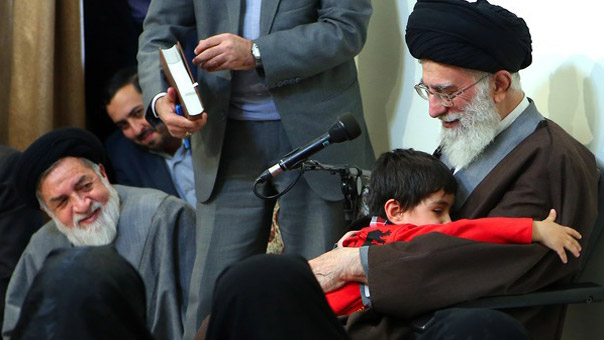 بالصور: الإمام الخامنئي يستقبل عوائل الشهداء المدافعين عن العتبات المقدسة
