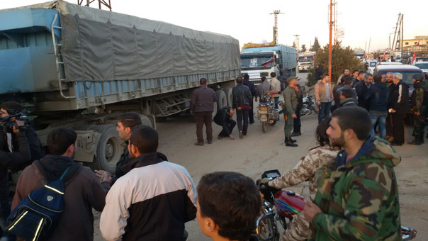 بالصور.. وصول قافلة مساعدات انسانية مقدمة من الحكومة السورية الى بلدتي نبل والزهراء