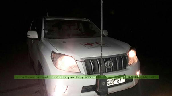 بالصور: انكشاف زيف التضليل الاعلامي في مضايا السورية مجددًا.. سيارات الصليب الأحمر الدولي عرضة لرصاص المسلحين