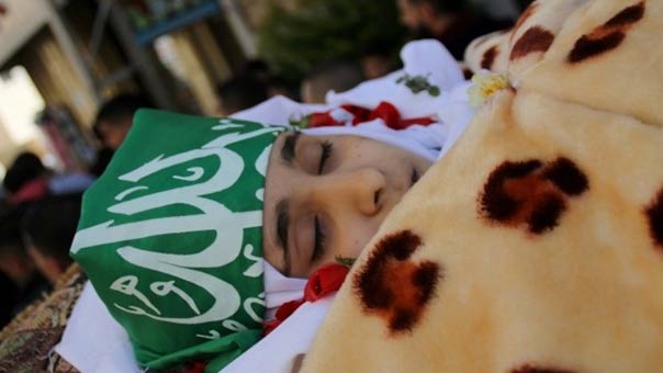 الطفلة &rsquo;كلزار&rsquo;: اختطفتها رصاصات الاحتلال.. بعدما أوصت توأمها تقبيل يد والدها