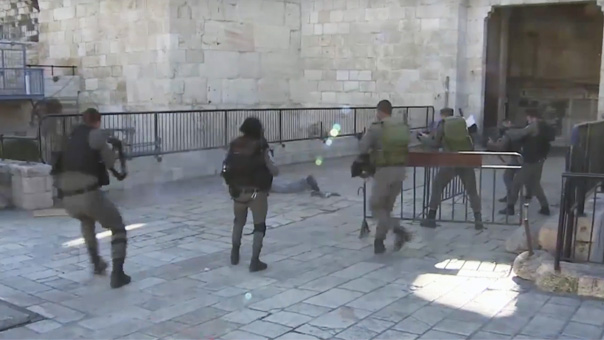 جريمة إعدام وحشية يرتكبها جنود العدو في القدس المحتلة