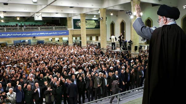 الإمام الخامنئي: الشعب الإيراني يتدرع بصدره في مواجهة العدو عبر الإنتخابات