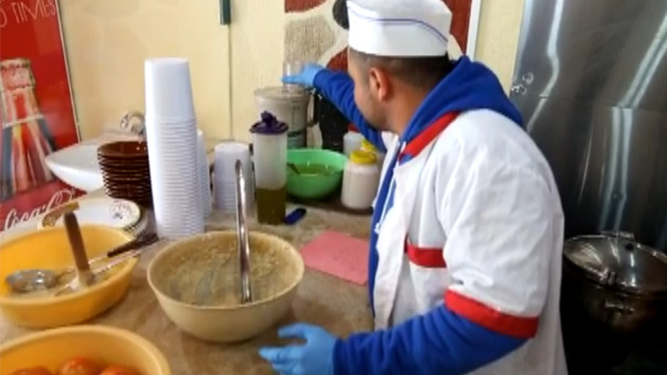 مهندسون وأساتذة .. عمال بمحلات الثياب والمطاعم