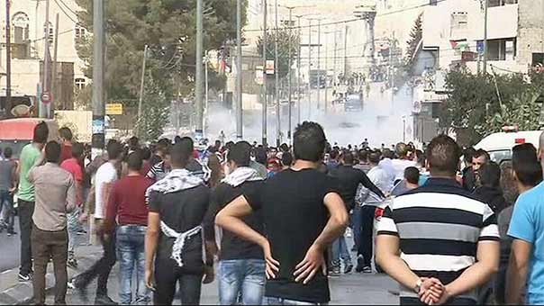 قوات الإحتلال تقمع المصلين في خان يونس ووصول 200 مصل من غزة الى القدس للصلاة