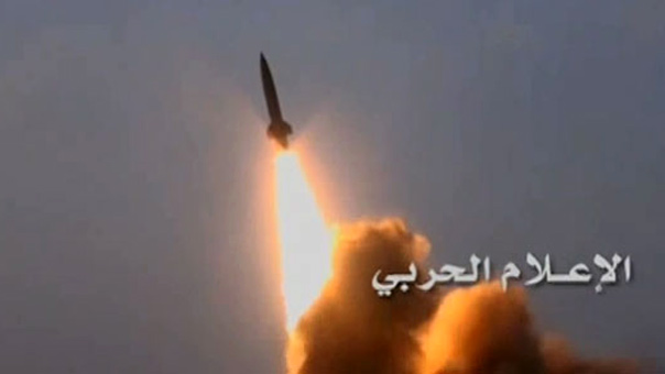 عشرات القتلى والجرحى بصاروخ بالستي استهدف معسكراً لقيادة عمليات العدوان على اليمن