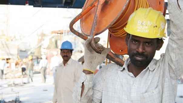 التهديد بالطرد يلاحق  700 ألف مصري في الكويت