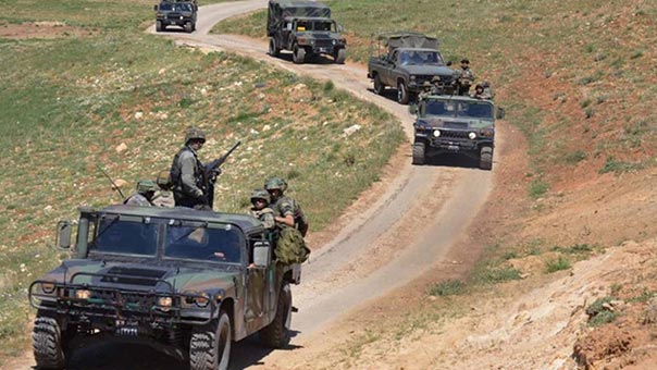 الجيش يهاجم مواقع &rsquo;داعش&rsquo; في جرود رأس بعلبك واشتباكات عنيفة مع الإرهابيين