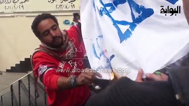 مصريون يعلنون رفضهم قرارات توصيف المقاومة بالإرهاب ويحرقون علم كيان العدو