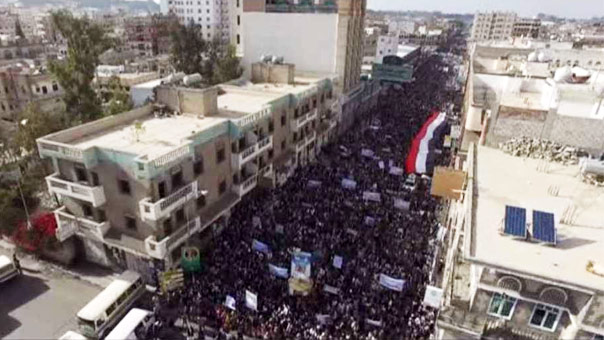 تظاهرة جماهيرية في صنعاء استنكاراً لجرائم السعودية .. وحركة انصار الله تدعو لخروج مليوني في الذكرى الأولى للعدوان