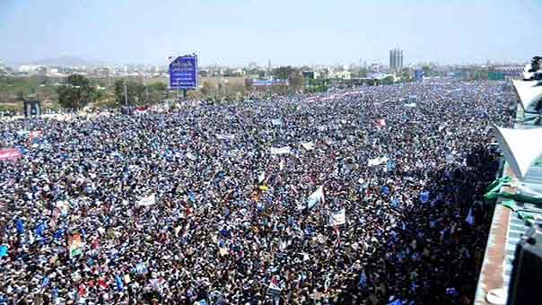 مئات آلاف اليمنيين يفترشون الطرقات بمناسبة مرور عام على صمودهم بوجه آلة القتل السعودية