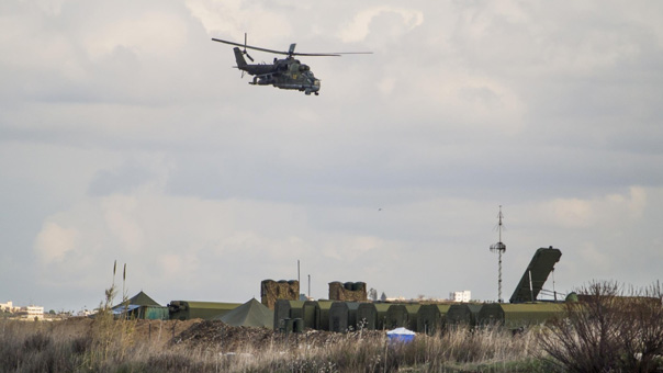 ثلاث مروحيات هجومية روسية تغادر سوريا بطواقمها