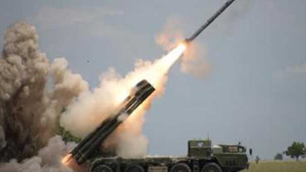 الجيش اليمني يطلق صاروخًا باليستيًا من نوع قاهر-1 على تجمع للعدوان السعودي في مأرب