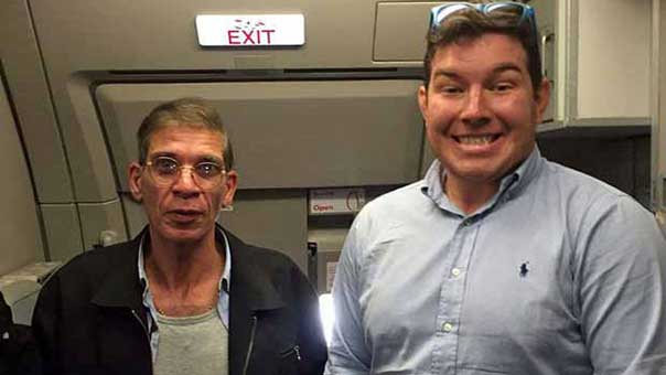 صورة البريطاني مع خاطف الطائرة المصرية تلخص القصة