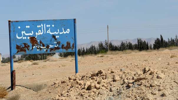 المسيحيون السوريون يعودون إلى القريتين بعد أن حوّل &rsquo;داعش&rsquo; كنائسهم ركامًا!