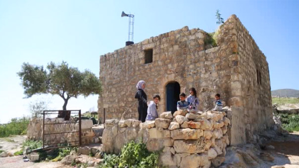 رداً على هدم الاحتلال مدارسهم .. تلاميذ قرية تانا يتعلمون في مسجدهم