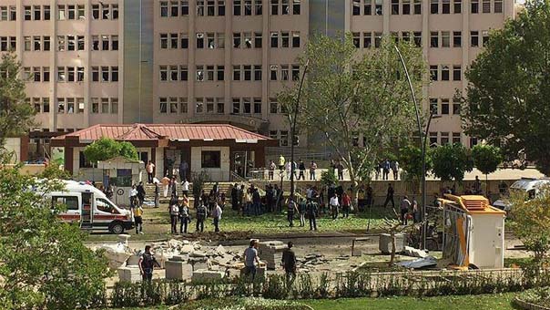 استهداف مبنى لمديرية الأمن التركية .. ووسائل إعلام تؤكد انفجار سيارة مفخخة اعقبها اطلاق نار