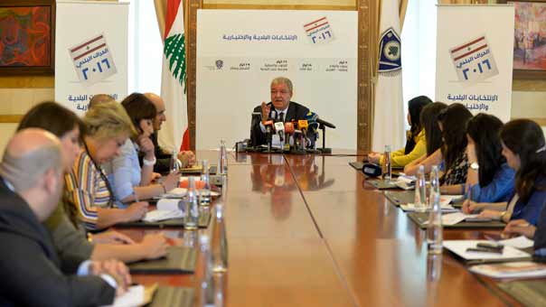 المشنوق: التحضيرات للانتخابات البلدية اكتملت والاقتراع في المناطق الساخنة سيكون بمراكز الجيش