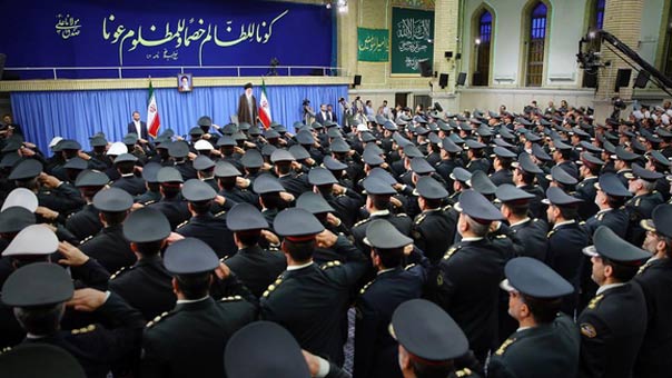 الإمام الخامنئي خلال استقباله قادة الشرطة الإيرانية: الأمن من ركائز المبادرة والعمل في الاقتصاد المقاوم