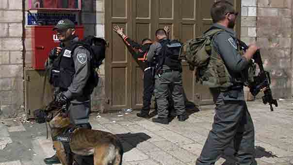 إصابة مستوطنتين في عملية طعن قرب مخفر للشرطة بالقدس المحتلة.. وحاخام صهيوني يدنس الأقصى