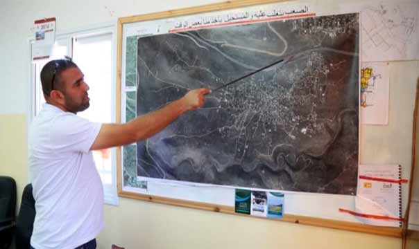 الاحتلال يُقلِّص مساحة بلدة الزاوية