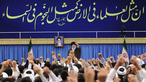 الامام الخامنئي: العالم الافتراضي ساحة حرب حقيقية