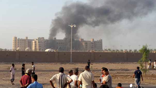 مقتل 31 مجندًا يمنيًا بهجوم انتحاري لـ &rsquo;داعش&rsquo; على مقرٍ للشرطة في حضرموت