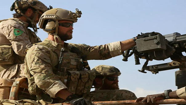 الجنود الأمريكيون ينزعون الشارة الكردية