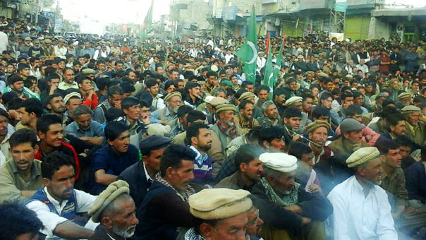 بالصور: عشرات الآلاف في باكستان يحييون الذكرى 27 لرحيل الإمام الخميني (قدس)