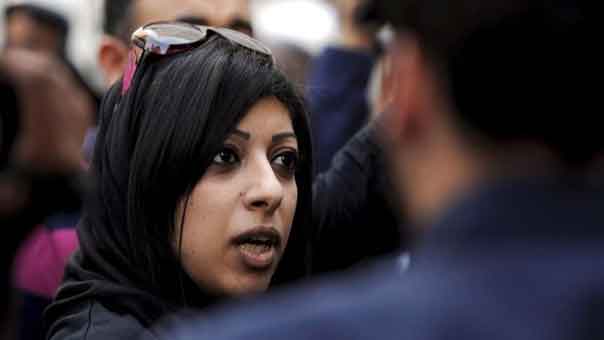 زينب الخواجة: تمزيق صورة الملك البحريني أقلّ ما يمكنني فعله