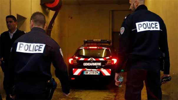 مقتل ضابط شرطة فرنسي وزوجته طعنًا على يدي إرهابي في باريس.. وهولاند: فرنسا تواجه خطرًا ارهابيًا كبيرًا